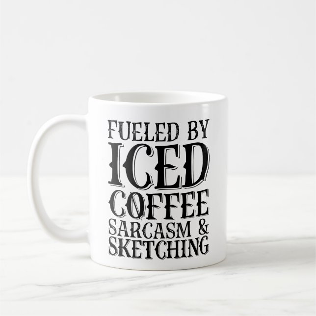 Mug Alimenté Par Le Sarcasme De Café Glacé Et Le Sketc (Gauche)