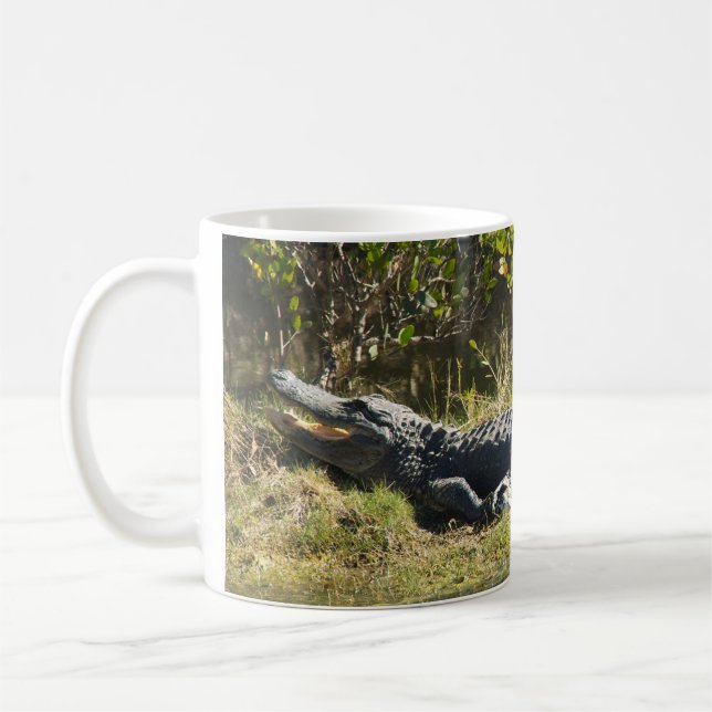 Mug Alligator de Floride sur une rive herbeuse – Marai (Gauche)