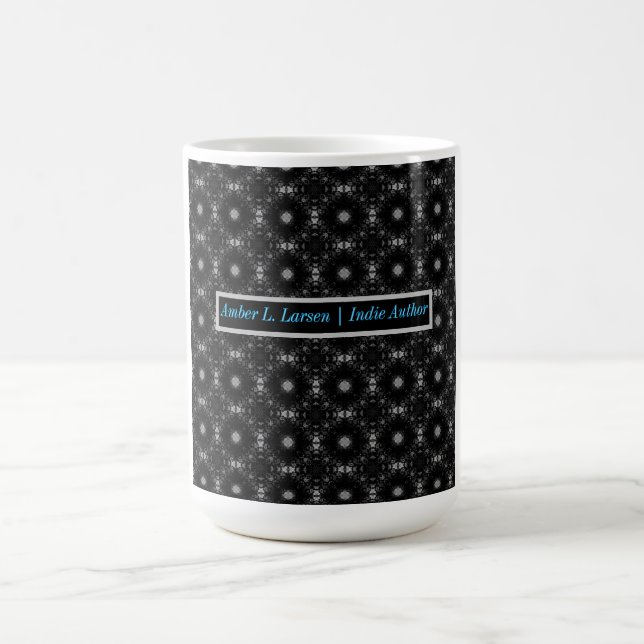 Mug Amber L. Larsen | Auteur indépendant  (Centre)