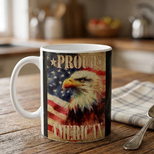 Mug Américain fier. Aigle royal et drapeau des États-U