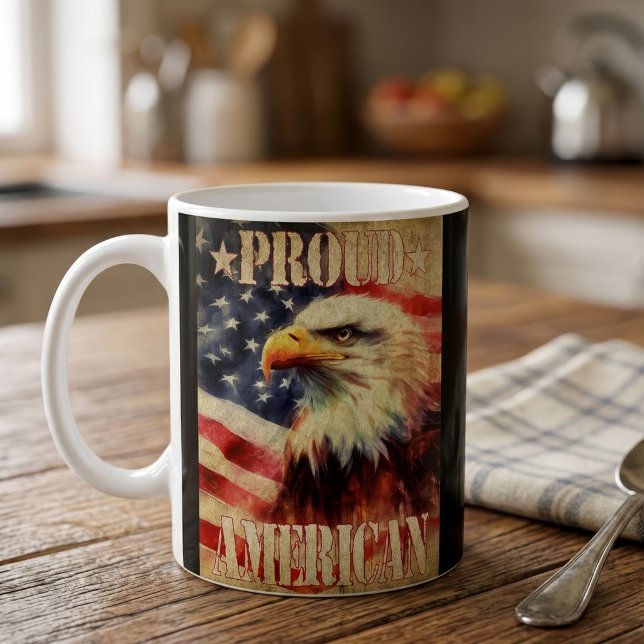 Mug Américain fier. Aigle royal et drapeau des États-U (Proud American. Bald Eagle and United States Flag. Coffee Mug)