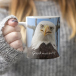 Mug American Bald Eagle Good Morning Funny<br><div class="desc">Cet aigle chauve américain dit "Bonjour !" avec un drôle de visage qui vous regarde. Photographie et design d'art © par TK Goforth et signé par l'artiste, tous droits réservés. Cette image a été prise près du lac Washington à Kirkland, Washington. Cette tasse est parfaite pour les amateurs d'aigles, d'oiseaux...</div>