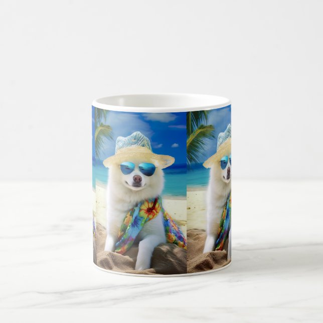 Mug American Eskimo on Beach, cadeau d'été pour amoure (Centre)