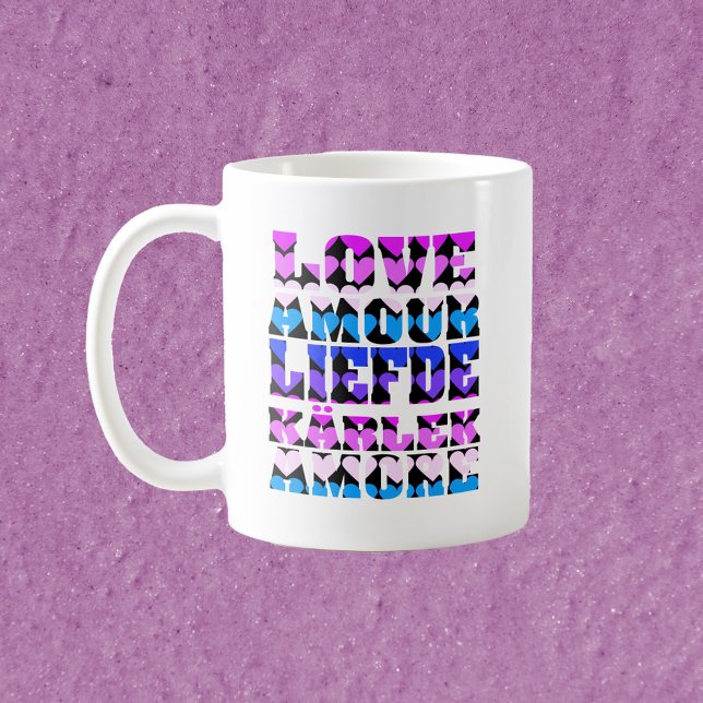 Mug Amour Typographie Langues Multiples Cœurs Rose (A mug that says love with pink, purple and blue hearts)