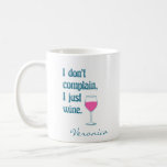 Mug Amoureux Du Vin Drôle Dire Turquoise Nom Rose<br><div class="desc">Cette tasse amusante présente un drôle d'amoureux du vin qui dit et de jouer - je ne me plains pas,  je ne fais que du vin - en rose et bleu turquoise. Personnalisez-le avec votre nom dans la typographie de script. Super idée cadeau.</div>