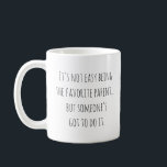 Mug Amusante Parenthood Maman Papa Favori Parent Citat<br><div class="desc">Célébrez votre rôle de "parent préféré" avec cette tasse à café humoristique et élégante ! Avec le message ludique "Ce n’est pas facile d’être le parent préféré... mais quelqu’un doit le faire", cette tasse est parfaite pour un petit amour du matin ou un cadeau léger pour les parents qui savent...</div>