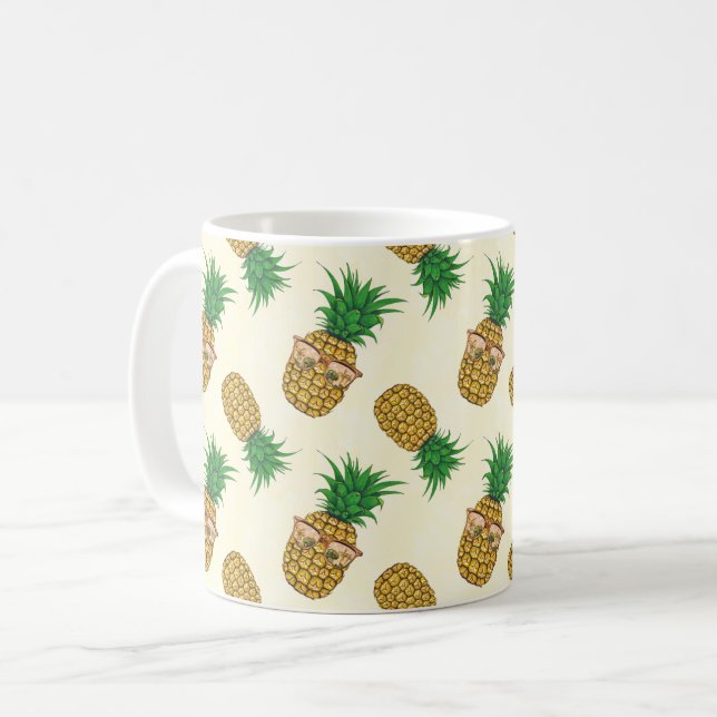 Mug Ananas avec des lunettes de soleil peintes à la (Devant gauche)