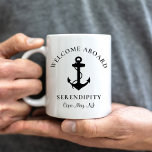 Mug Ancre de bateau personnalisée<br><div class="desc">Une chic tasse moderne au thème nautique pour votre bateau qui dispose d'une ancre noire. Vous pouvez personnaliser le texte "Welcome Aboard" et le nom et l'emplacement de votre bateau dans une typographie et un script élégants.</div>