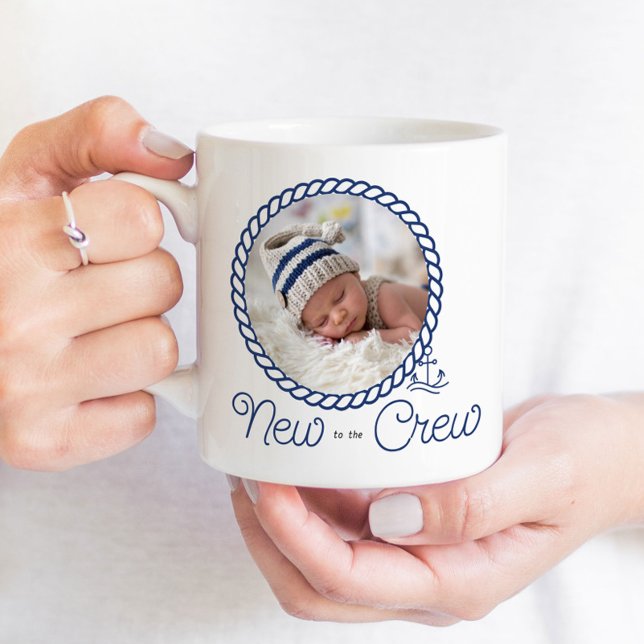Mug Ancre nautique Nouveau à l'équipage Faire-part de  (New to the Crew nautical birth announcement mug in blue and white with captain's wheel and rope)