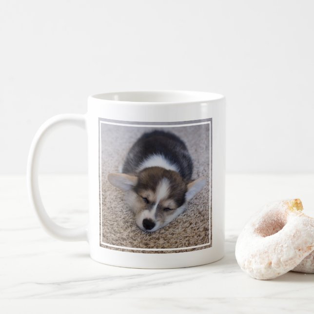 Mug Animaux de bébés cutest | Corgi Chiot sur Shag Rug (Avec donut)