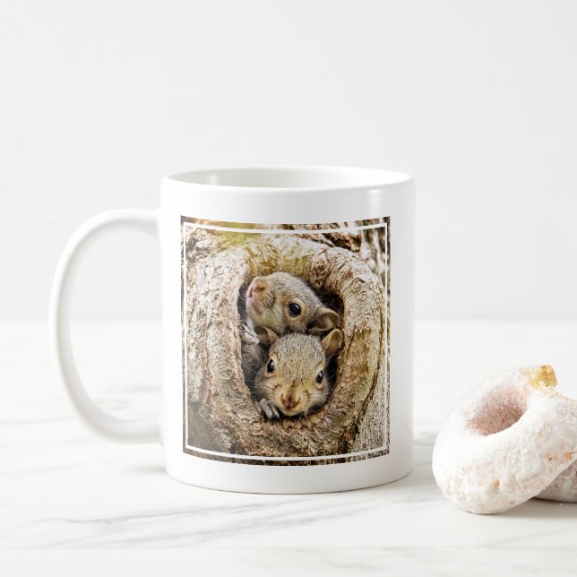 Mug Animaux de bébés cutest | Écureuils curieux (Avec donut)