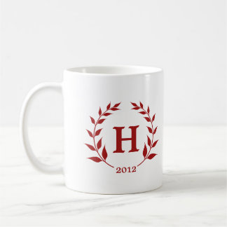 Mug Année de graduation du monogramme de couronne roug