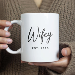 Mug Année d'établissement de la typographie Wifey Blac