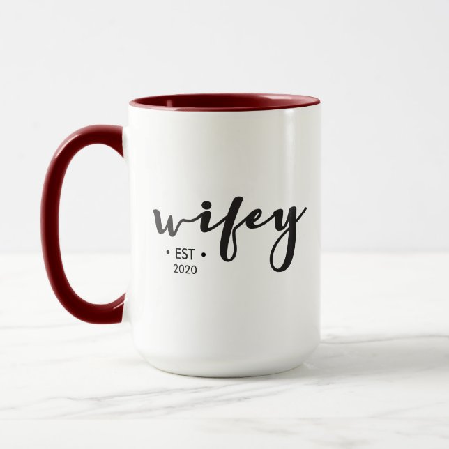 Mug Année personnalisée Script moderne Wifey (Gauche)