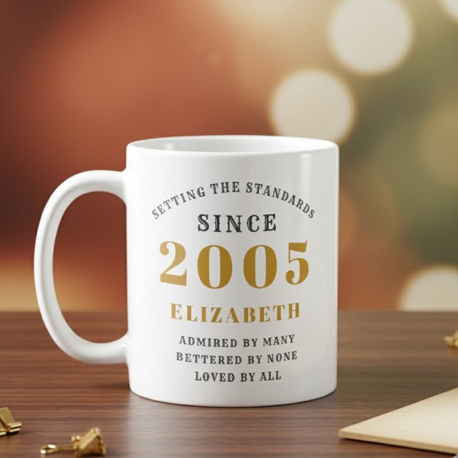Mug Anniversaire 21 ans personnalisé 2005 Ajouter un n (Born 2005 birthday gift mug. Blurred background, dark wood desk.)