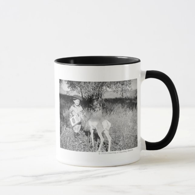 Mug Antilope de alimentation de garçon à la main (Droite)
