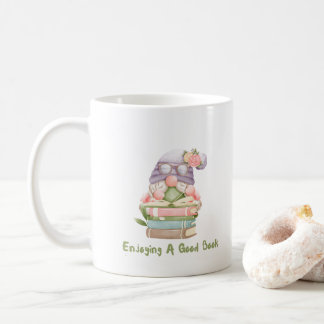 Mug Apprécier un bon livre avec un gnome sur un 