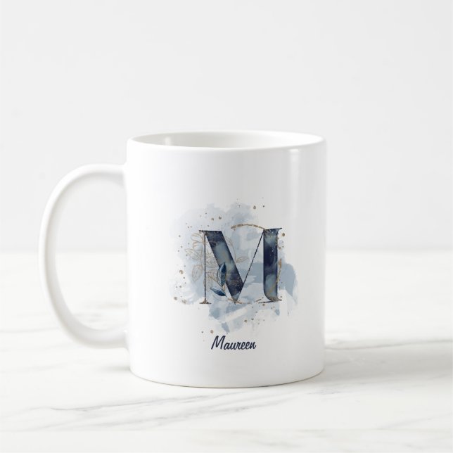 Mug Aquarelle bleue Nom personnalisé Lettre M initiale (Gauche)