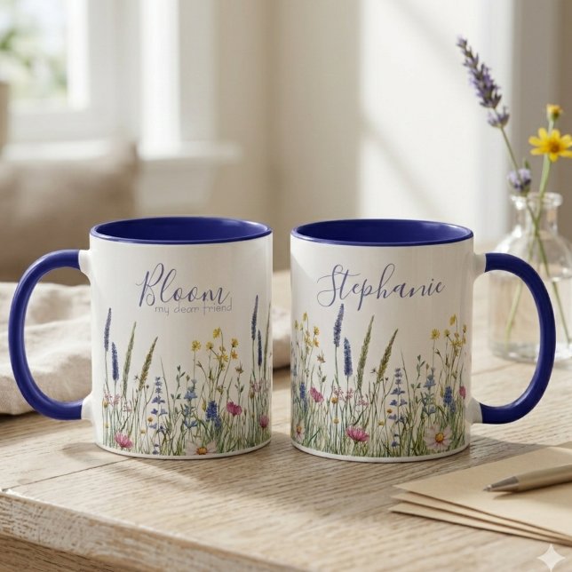 Mug Aquarelle botanique de fleurs sauvages bleues (Two wildflower mugs on a wooden desk, a lovely birthday gift for a best friend to enjoy.)