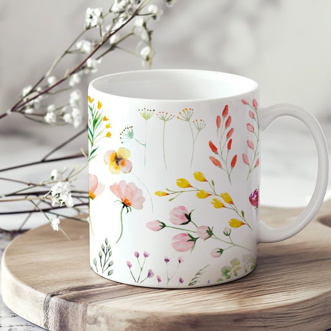 Mug Aquarelle colorée Fleur sauvage Meadow (Colorful Watercolor Wildflower Meadow Coffee Mug on a neutral boho kitchen table.)