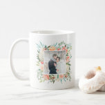 Mug Aquarelle florale de Pêche à la mode avec photo<br><div class="desc">Cette magnifique tasse présente de jolies fleurs couleur pêche et crème avec des feuilles turquoises et verts. Ajoutez votre propre photo pour personnaliser.</div>