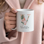 Mug Aquarelle florale - V<br><div class="desc">Offrez cette magnifique tasse en cadeau à votre fête de mariage, à votre mère ou à votre ami! !</div>
