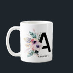 Mug Aquarelle initiale de l'alphabet A du monogramme d<br><div class="desc">Cette lettre 'A' Alphabet Mug est tellement jolie avec de belles plumes et fleurs d'aquarelle. Il est simple de customiser avec un nom - Vous pouvez même changer la couleur arrière - plan aussi - Facile de confort! Découvrez notre boutique Printique Creative pour des designs plus personnalisables... et bien sûr...</div>
