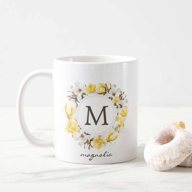 Mug Aquarelle Magnolia jaune Monogramme de couronne (Avec donut)
