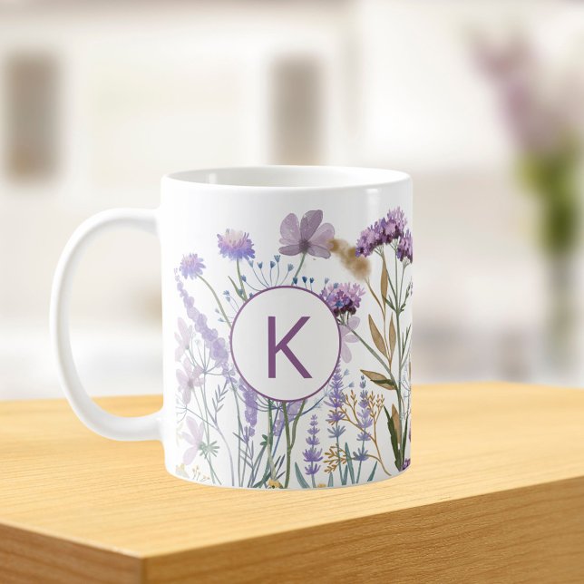 Mug Aquarelle monochrome violet Fleur sauvage pré (In situ Kitchen table)
