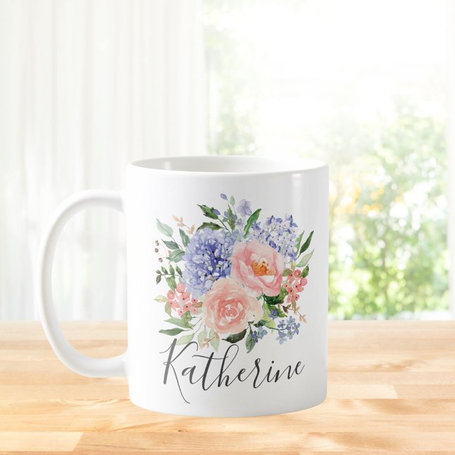 Mug Aquarelle monogramme bleu rose printemps floral (In situ Kitchen table)