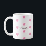 Mug Aquarelle personnalisable Coeurs roses<br><div class="desc">Ajoutez une touche personnelle à votre café du matin avec ma Boug Aquarelle Personnalisable Pink Hearts. Doté d'un charmant motif de coeurs roses peints à la main, ce mug peut être personnalisé avec n'importe quel nom, ce qui en fait un cadeau parfait pour les proches ou un régal spécial pour...</div>