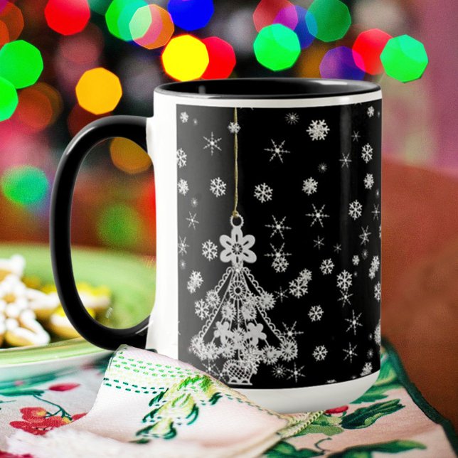 Mug Arbre de Noël blanc orné flocons de neige sur noir (Créateur téléchargé)