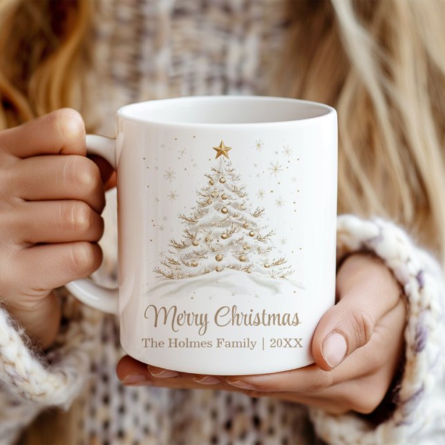 Mug Arbre de Noël or et blanc avec nom de famille (Gold and White Christmas Tree with Family Name Coffee Mug in a girl's hands.)