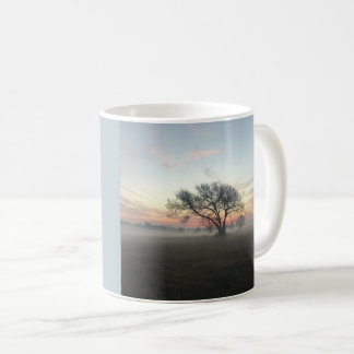 Mug Arbre en silhouette dans un champ humide