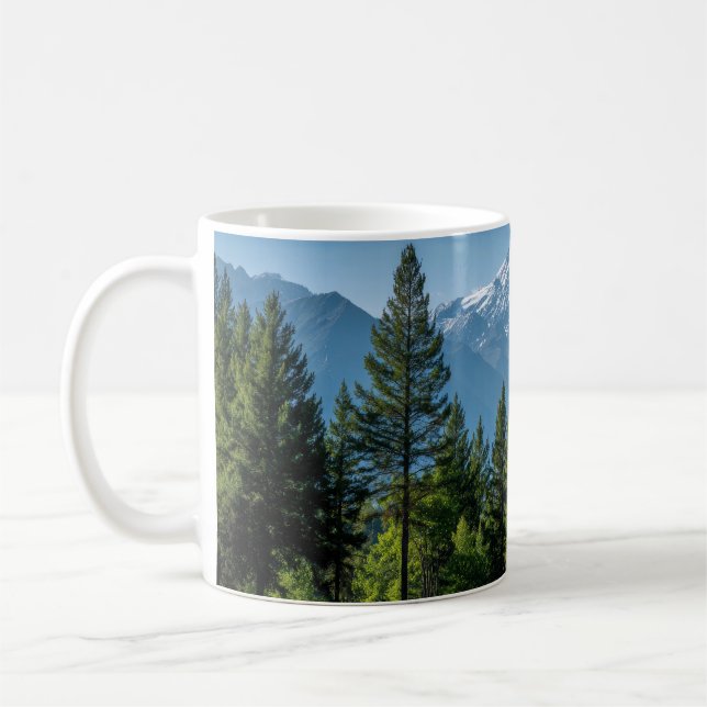 Mug Arbres Conifères avec Arrière-plan de Montagne (Gauche)