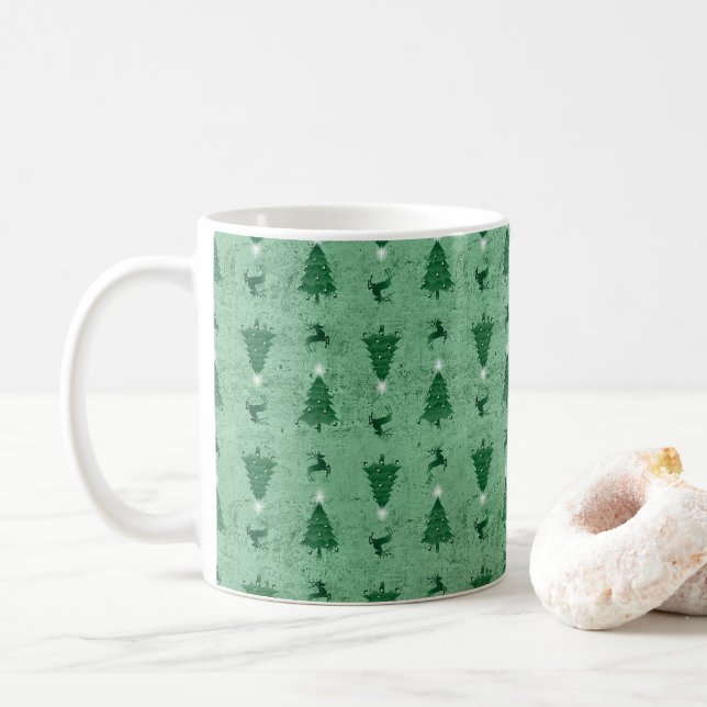 Mug Arbres de Noël verts traditionnels et rennes (Avec donut)