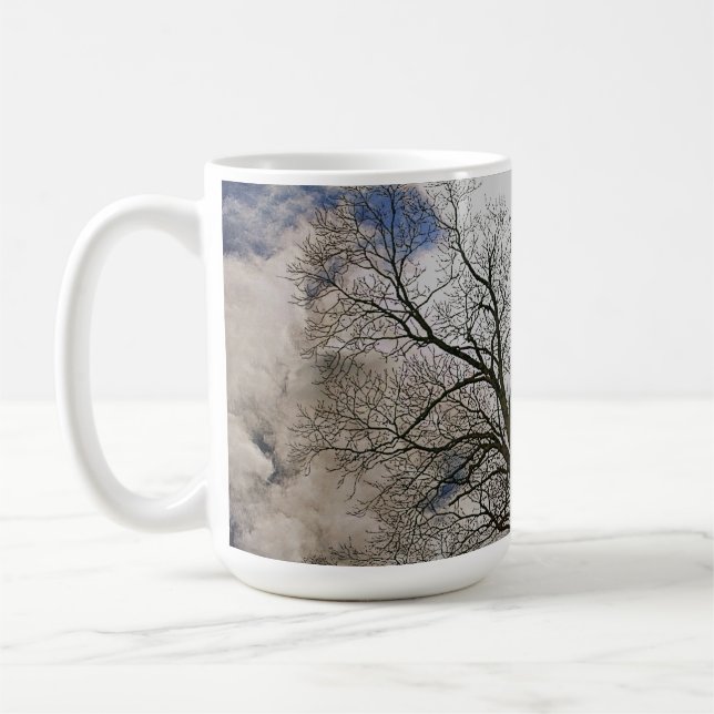 Mug Arbres nus et ciel nuageux Design naturel (Gauche)
