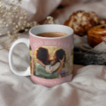Mug Arc rose ceinture élégante multi photo meilleure m<br><div class="desc">Mum 3 photo cadeau de typographie moderne. Idéal pour les cadeaux de Noël,  les anniversaires ou les cadeaux de Noël. Design moderne rose et blanc,  les couleurs peuvent être customisées pour convenir à votre décoration et style.</div>