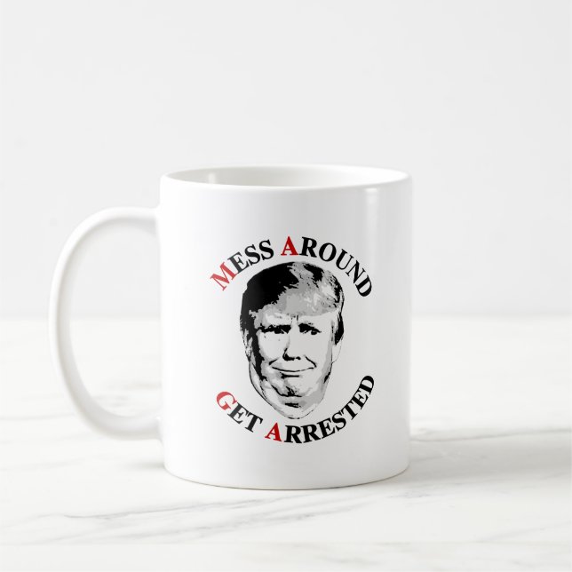Mug Arrestation des échecs anti-Trump (Gauche)