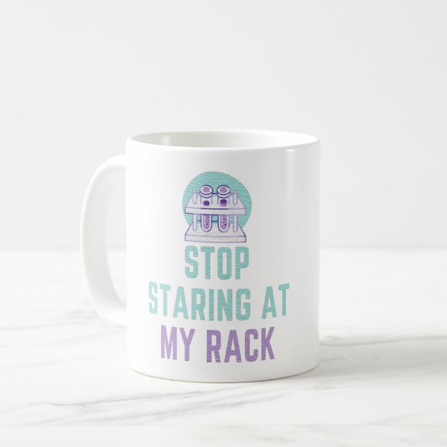 MUG ARRÊTEZ DE REGARDER MON RACK - TECHNICIEN DE LABO  (Devant gauche)
