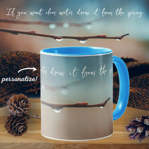 Mug Arrosage sur une branche d'arbre