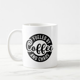 Mug Art de mots de chaos de café alimenté par mignon