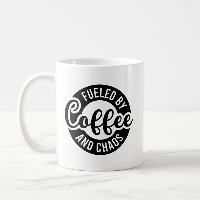 Mug Art de mots de chaos de café alimenté par mignon  (Gauche)