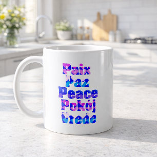 Mug Art du mot de paix multilingue coloré avec des cœu