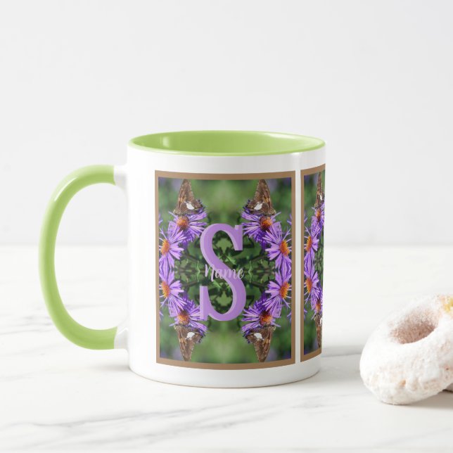 Mug Art personnalisé de papillon de monogramme initial (Avec donut)