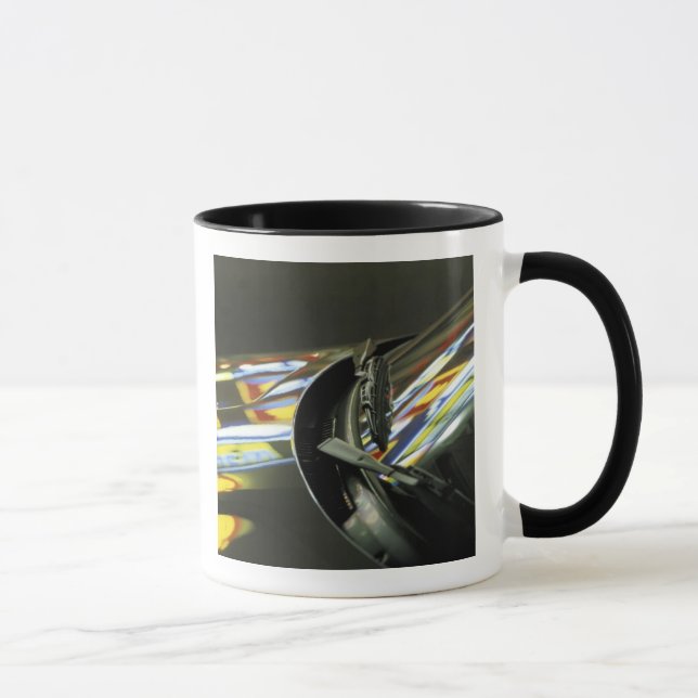 Mug Asie, Malaisie, Melaka. Reflets néon dans une voit (Droite)