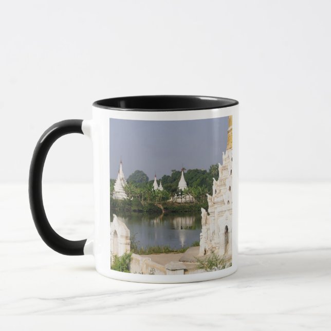 Mug Asie, Myanmar (Birmanie), Mandalay. Un bouddhiste (Gauche)