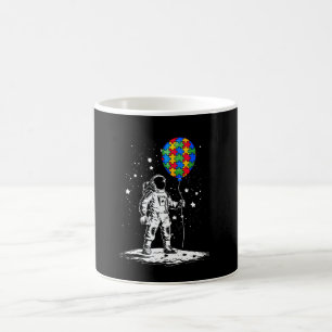 Mug Astronaute tenant un ballon en pièces de puzzle Aw