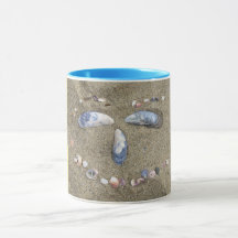 Attaquez le visage jaune fait dans le sable avec