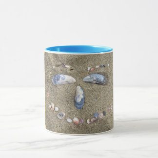 Mug Attaquez le visage jaune fait dans le sable avec